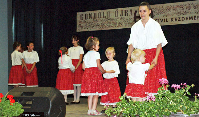 A csúzai Hajnalcsillag gyermektánccsoport