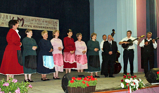 Az újbezdáni Szivárvány Népdalkör