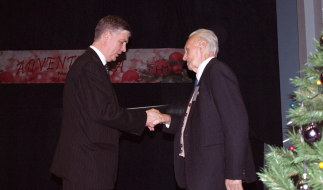 Bece Illyés Iván Gábor  zágrábi magyar nagykövettől a Magyar Köztársasági Arany Érdemkeresztet vehette át