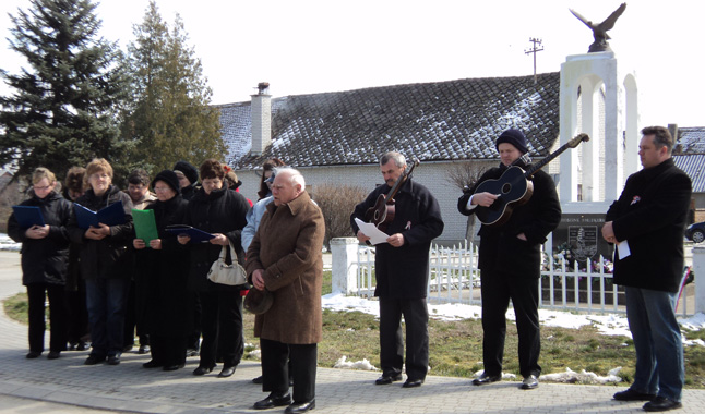 Újbezdánban vasárnap délelőtt, a szentmise után került sor megemlékezésre 