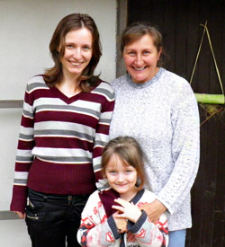 Pinkert Ilona lányaival