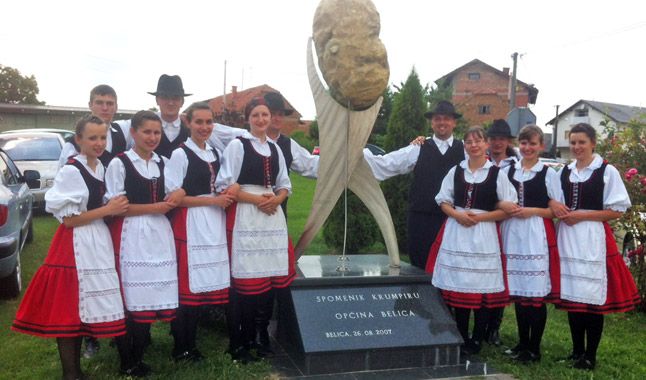 A csúzai HMDK Csárdás ifjúsági tánccsoportja